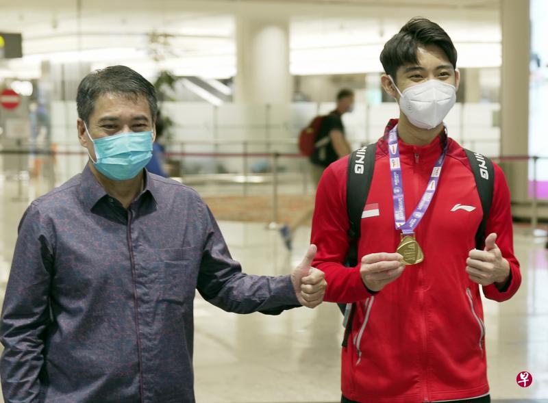 picture of loh kean yew holding medal with another person