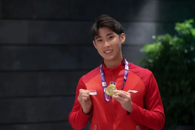 picture of loh kean yew holding his medal