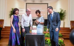 People preparing to cut a cake (From left) Catherine Loh, William Bird, Minister Grace Fu, Laurence Lien.